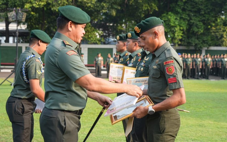 Pangkostrad Letjen TNI Maruli Simanjuntak saat memberikan penghargaan kepada prajuritnya yang berprestasi di Makostrad Gambir Jakarta (14/11)