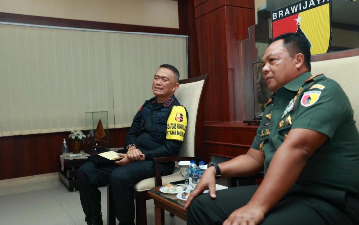 Kapolda Jatim Irjen Pol Imam Sugianto saat mengunjungi Kodam V Brawijaya, Kamis (16/11)