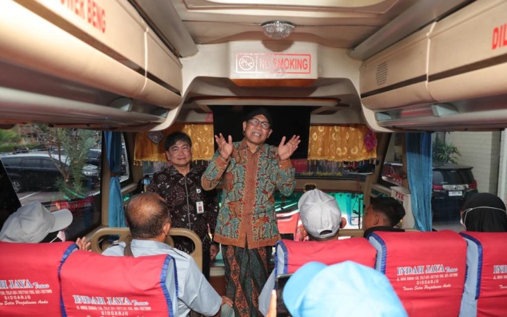 Menteri Desa, Pembangunan Daerah Tertinggal dan Transmigrasi Abdul Halim Iskandar memberikan arahan sekaligus melepas pemberangkatan Transmigran daerah asal Provinsi Jawa Timur Tahun 2023 di Gedung Islamic Center Surabaya. Kamis (23/11/23)