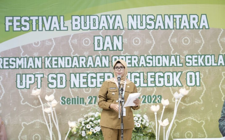Bupati Blitar Rini Syarifah Saat Berikan Sambutan di Acara Peresmian Kendaraan Operasional di UPT SDN Nglegok 01 Kabupaten Blitar.