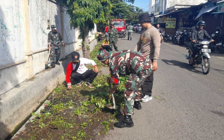 Karya bakti membersihkan saluran air di pasar Karangploso, Kamis (7/12)