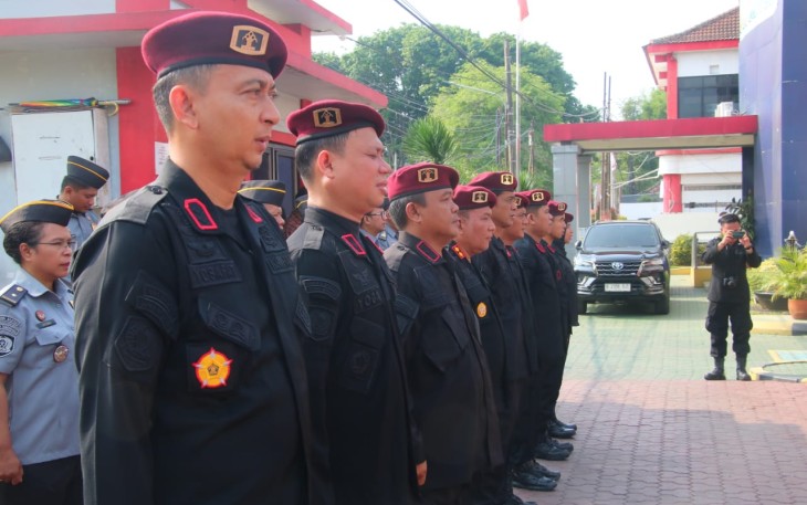 Personel Lapas Cilegon saat apel kesiapsiagaan jelang nataru di Kanwil Kemenkumham Banten, Jum'at (8/12)
