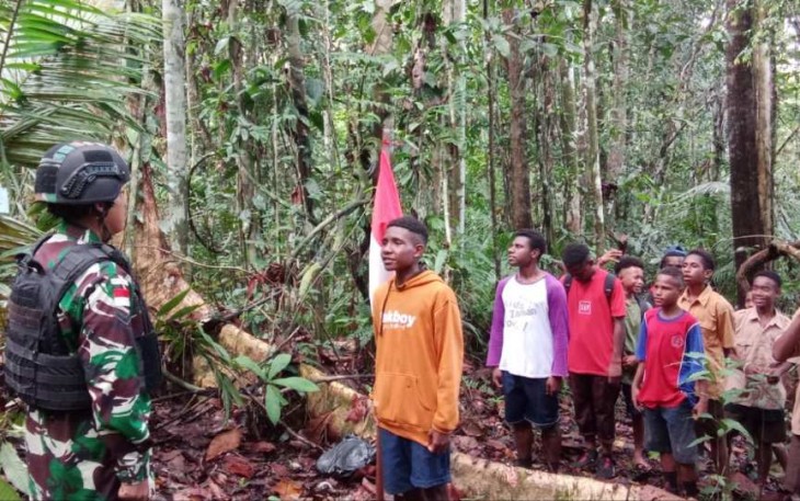 Hiking pelajar di perbatasan 