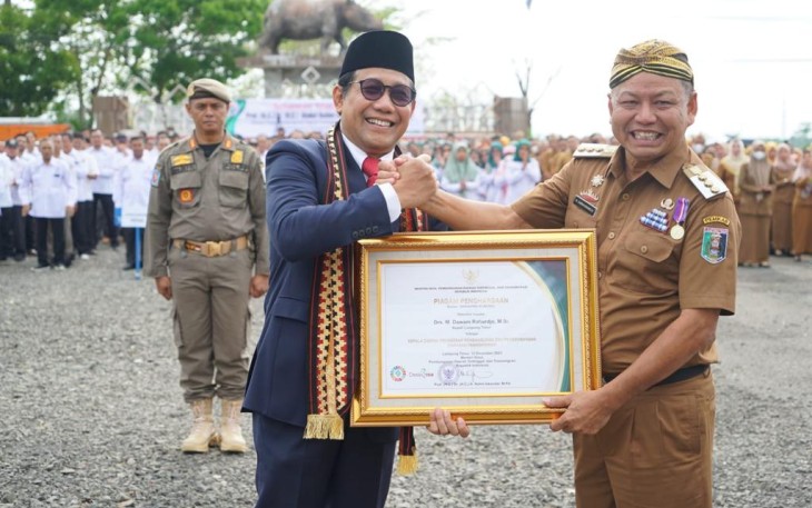 Mendes PDTT Abdul Halim Iskandar saat memberikan penghargaan di Lampung Timur, Selasa (12/12)