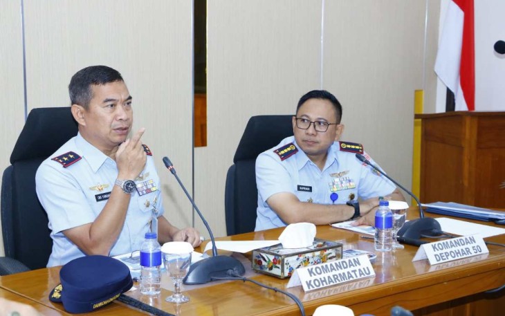 Dankoharmatau Marsma TNI Oki Yanuar saat memberikan pengarahan di Depohar 50, Solo, Kamis (14/12)
