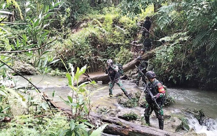 Perjuangan Satgas Yonif 310/KK lewati sungai obati warga yang sakit, Sabtu (16/12)