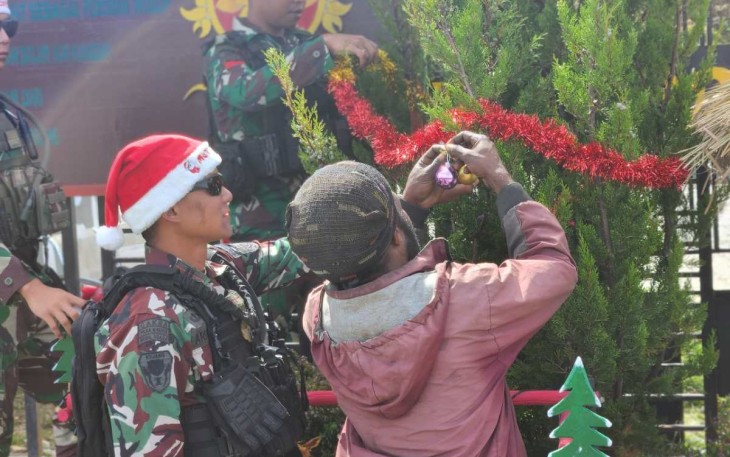 Bersama warga hiasi pohon natal di perbatasan 