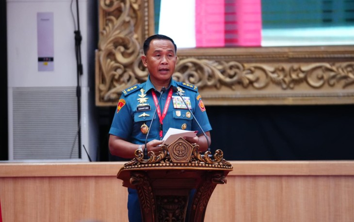 Irjen TNI Letjen TNI (Mar) Suhartono saat membacakan amanat Panglima TNI Jenderal TNI Agus Subiyanto pada Rakor Staf Ahli yang  mengambil tema "Peran Staf Ahli Dalam Pengambilan Keputusan" bertempat di Aula Gatot Subroto, Mabes TNI, Cilangkap, Jakarta Timur, Selasa (19/12/2023).