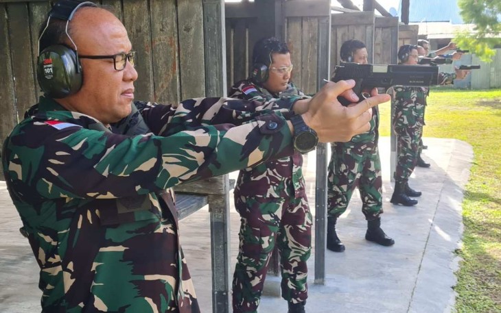Latihan menembak personel Lanud Manuhua Biak