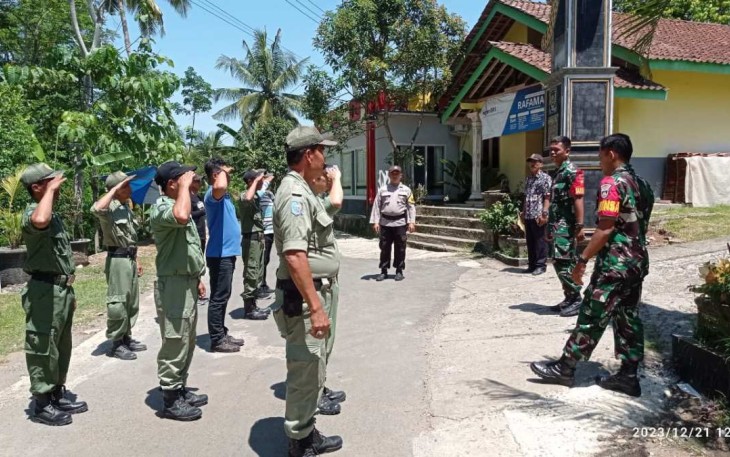 Latihan baris berbaris anggota linmas di wilayah desa binaan 