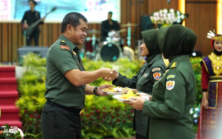 Kasad Jenderal TNI Maruli Simanjuntak memberikan nasi tumpeng syukuran HUT ke 62 Kowad di Jakarta, Jum'at (22/12)