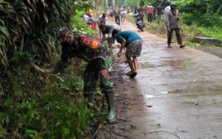 Pembersihan sampah di wilayah desa binaan 