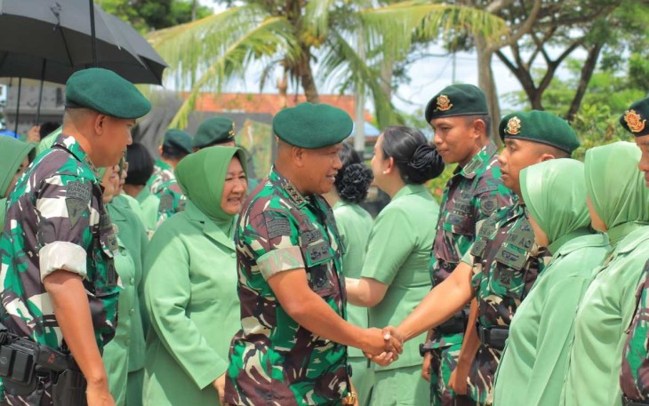Pangkostrad Mayjen TNI Muhammad Saleh Mustafa saat menyalami prajuritnya di Yonif 755/Yalet, Merauke, Kamis (28/12(
