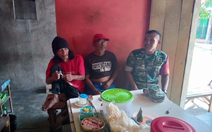 Komsos Babinsa bersama warga binaannya