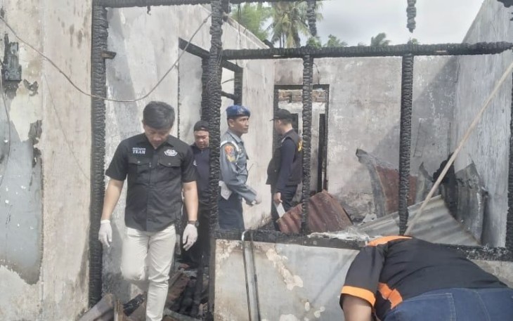 Tim Survey TNI AL Cek Lokasi Kebakaran di Komplek TNI AL Arafuru Lanal Palembang, Minggu (1/1)