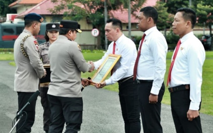 Kapolda Jatim Irjen Pol Toni Harmanto saat memberikan pengarahan, Senin (2/1)
