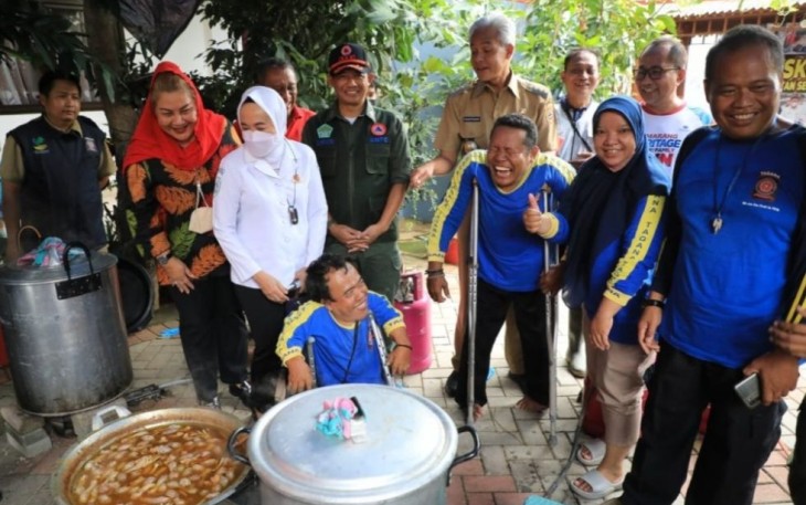 Ganjar Pranowo saat tinjau dapur umum untuk korban terdampak banjir, Senin (2/1)