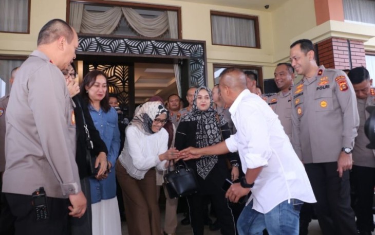 Kapolda Sumsel Irjen Pol A Rachmad Wibowo saat melepas kepergian mantan Wakapolda Sumsel di Bandara Internasional Sultan Mahmud Badaruddin II Palembang, Selasa (3/1)