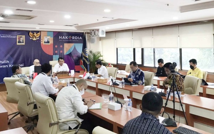 Dirjen Perhubungan Darat Amirulloh saat memimpin rapat