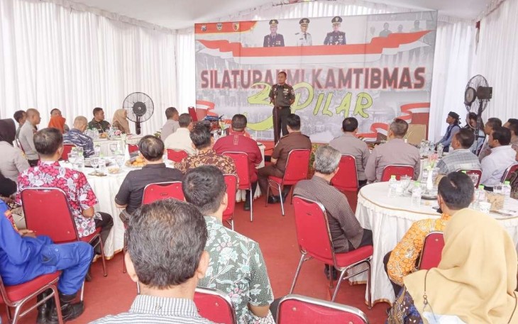 Dandim 0801/Pacitan Letkol Inf Roliyanto saat memberikan sambutan dalam silaturahmi kamtibmas tiga pilar