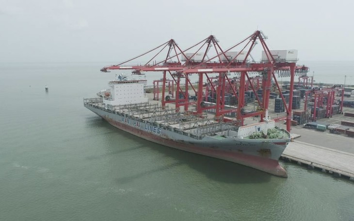 Kapal MV Wan Hai 323 saat sandar di pelabuhan Belawan Medan