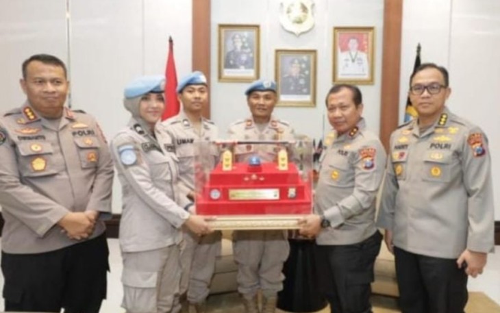 Kapolda Jatim Irjen Pol Toni Harmanto saat memberikan apresiasi personil dari tugas misi PBB, Kamis (5/1)