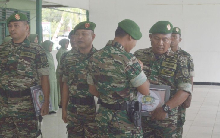 Dandim 1001/HSU-BLG Letkol Inf Dhuwi Hendradjaja saat memberikan cenderamata prajuritnya pindah satuan