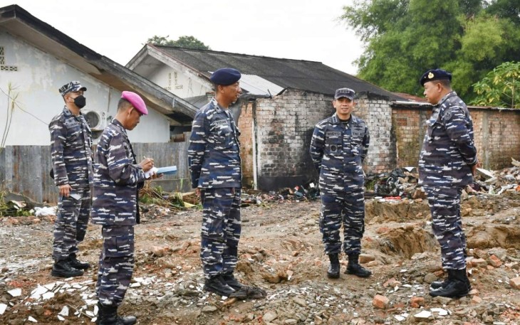 Kadisfaslanal Laksma TNI Eko Sunarjanto saat tinjau lokasi kebakaran 