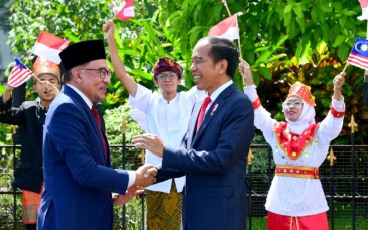 Presiden Joko Widodo menyambut kunjungan resmi Perdana Menteri (PM) Malaysia, Dato’ Seri Anwar bin Ibrahim, di Istana Kepresidenan Bogor, Senin (9/1)