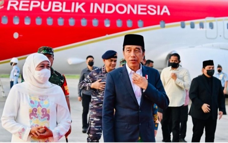 Presiden Joko Widodo tiba di tiba di Bandar Udara Internasional Banyuwangi, Kabupaten Banyuwangi, Provinsi Jawa Timur pada Senin, 9 Januari 2023