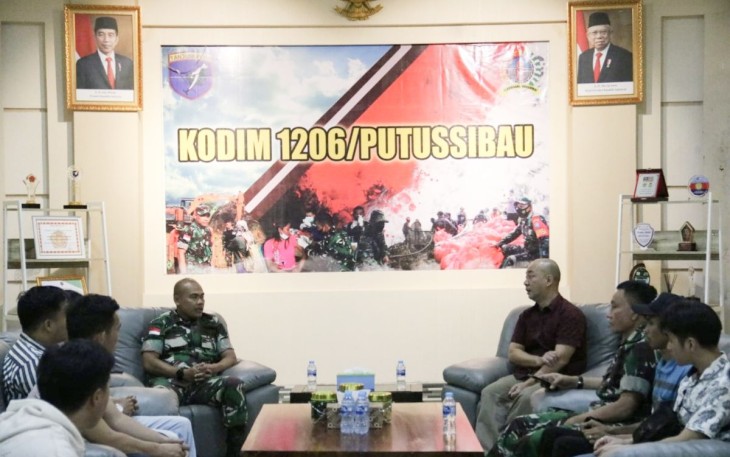 Dandim 1206/PSB Letkol Inf Sri Widodo saat menerima pengurus Yayasan Bakti Suci Putussibau, Selasa (10/1)
