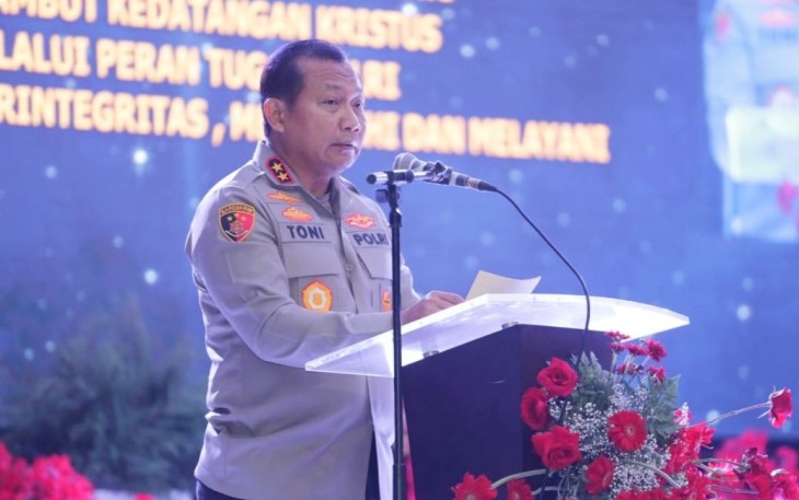 Kapolda Jatim Irjen Pol Toni Harmanto saat memberikan sambutan dalam perayaan Natal anggota Polda Jawa Timur di gedung Mahameru, Surabaya, Kamis (12/1)
