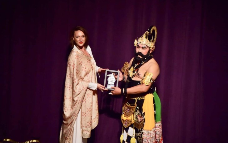 Ketua Regional Asia Pasifik UNESCO Christina Cojocaro saat memberikan apresiasi kepada Panglima TNI Laksamana Yudo Margono atas terselenggaranya pagelaran Wayang Orang 