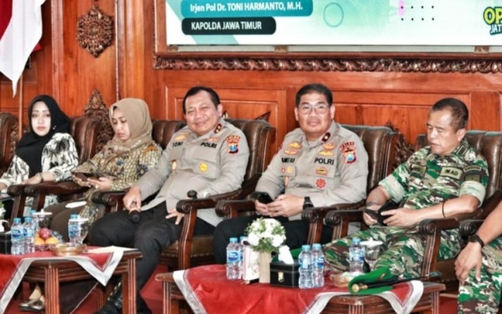 Kapolda Jatim Irjen Pol Toni Harmanto saat Jum'at Curhat di Rumah Rakyat Mojokerto Kota , (20/1)