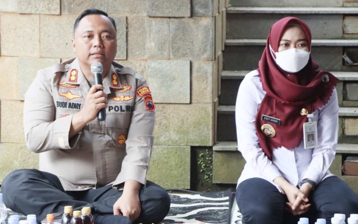 Kapolres Demak AKBP Budi Adhy Buono dengan Bupati Demak Eisti'anah saat Jum'at Curhat di Desa Bakalrejo
