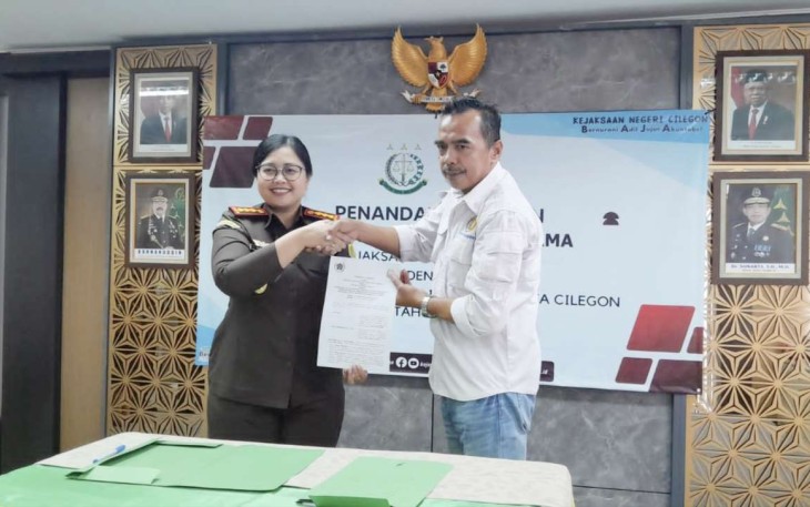 Kajari Cilegon Ineke Indraswati saat menandatangani MoU dengan PWI Cilegon 