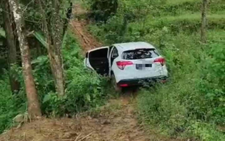 Mobil masuk lahan pertanian di jalan setapak