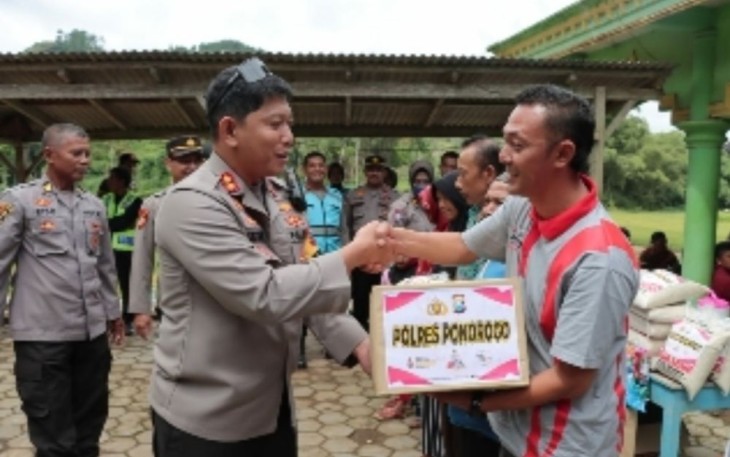 Kapolres Ponorogo AKBP Catur Cahyono Wibowo saat memberikan bantuan pengungsi bencana tanah longsor
