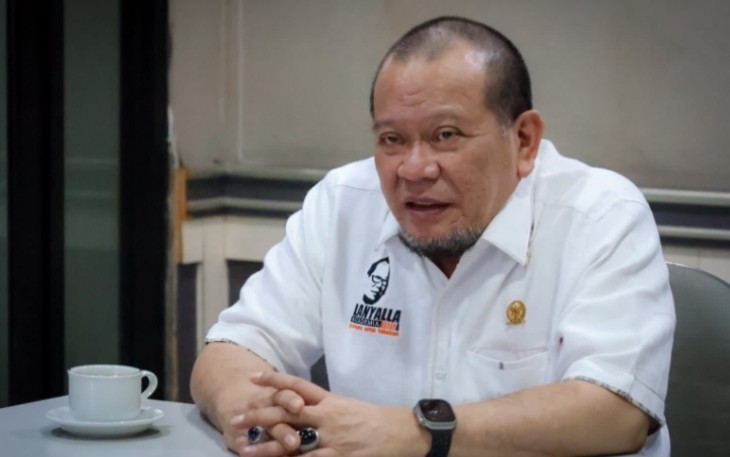 LaNyalla saat memberikan keterangan pers di Surabaya, Rabu (8/3)