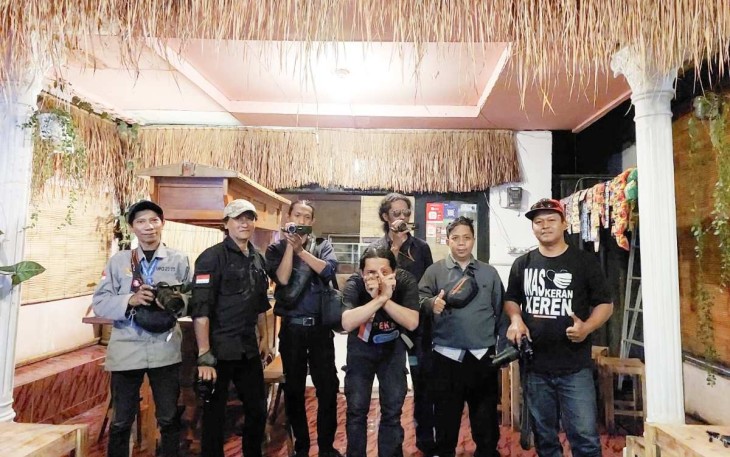 KWB Photography Indonesia, saat tengah sesi foto bersama, usai membahas program kerja mempromosikan Kota Batu melalui fotografi dan cinematografi di Omah Sate KWB