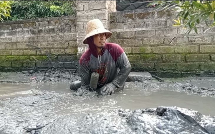 Lumpur tebal pasca banjir Dukuh Ngantru Mustokoharjo