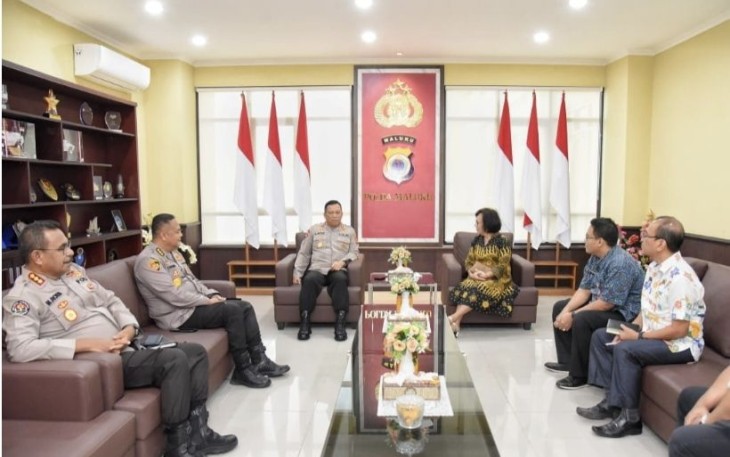 Kapolda Maluku Irjen Pol Drs Lotharia Latif bersama Kepala Kanwil BPN Provinsi Maluku Fransiska Vivi Ganggas