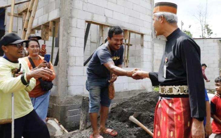 Ganjar Pranowo saat meninjau ruspin Program Tuku Lemah Oleh Omah
