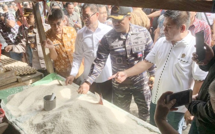 Danlanudal Manado Letkol Laut (P) Tatang Yanuar Ristanto saat sidak pasar Airmadidi Minahasa Utara 