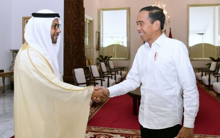 Presiden Joko Widodo menerima Duta Besar Persatuan Emirat Arab (PEA) untuk Republik Indonesia, Abdulla Salem Al Dhaheri, di Istana Merdeka, Jakarta, pada Selasa, 4 April 2023