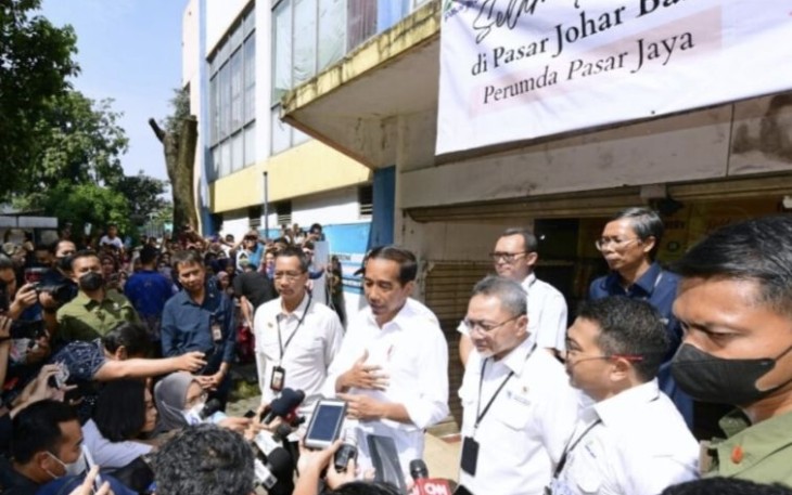 Presiden Joko Widodo menyampaikan keterangannya kepada awak media usai meninjau langsung harga dan ketersediaan sejumlah komoditas pangan di Pasar Johar Baru, Jakarta Pusat, pada Rabu, 5 April 2023.