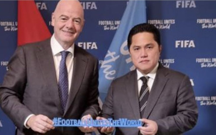 Ketum PSSI Erick Thohir bersama Presiden FIFA Gianni Infantino di Paris Prancis, Kamis (6/4)