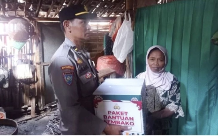 Paket sembako warga kurang mampu di Lumajang 