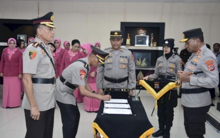 Kapolda NTT Irjen Pol Johni Asadoma saat sertijab 