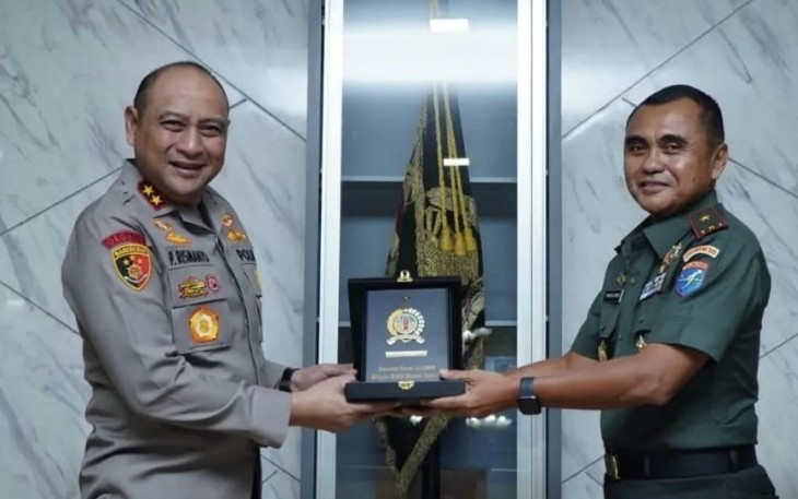 Danrem 121/Abw Brigjen TNI Pribadi Jatmiko menerima cenderamata 